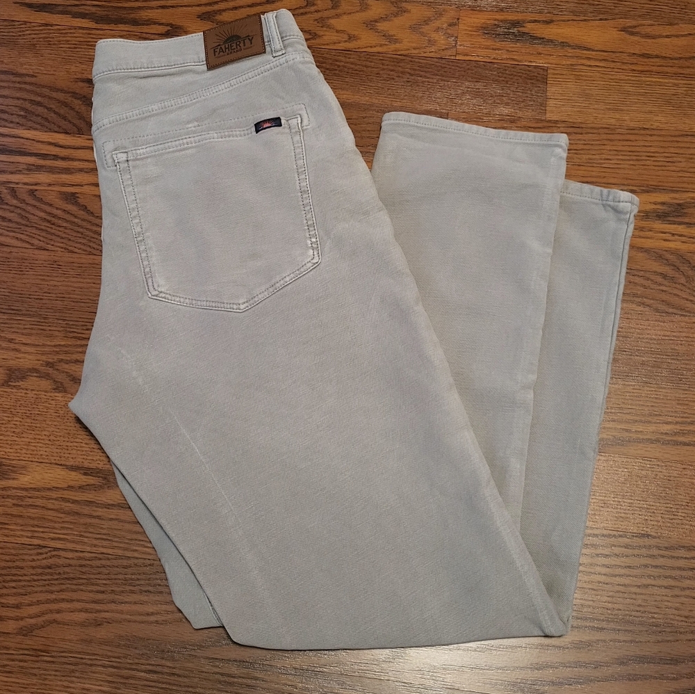 Faherty Slim Straight Jeans in Light Gray